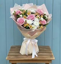 Букет цветов из:  Гвоздики, Орхидеи и Розы в Райки