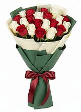 Букет Микс из красных и белых роз в Райки