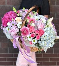 Цветочная композиция из Розы, Хризантемы, Пионы и Лизиантусы в корзине в Райки