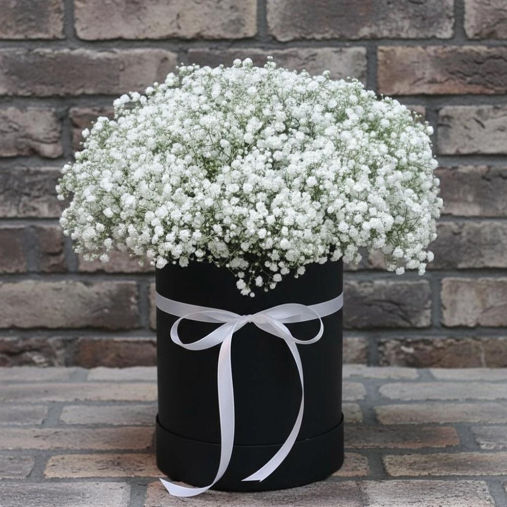 Цветочная композиция из Гипсофила в шляпной коробке в Райки