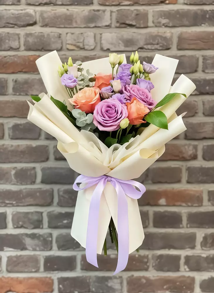 Букет цветов из: Лизиантусы и Розы в Райки