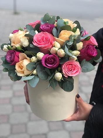 Цветочная композиция из Розы в шляпной коробке в Райки