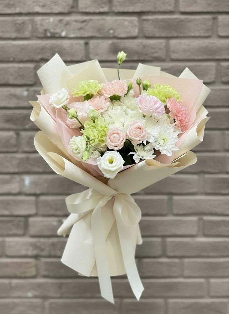 Букет цветов из: Гвоздики, Розы, Лизиантусы и Хризантемы в Райки