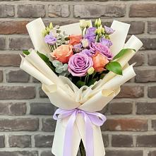 Букет цветов из:  Лизиантусы и Розы в Райки