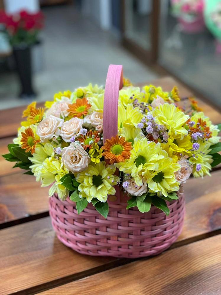 Цветочная композиция из Хризантемы и Розы в корзине в Райки