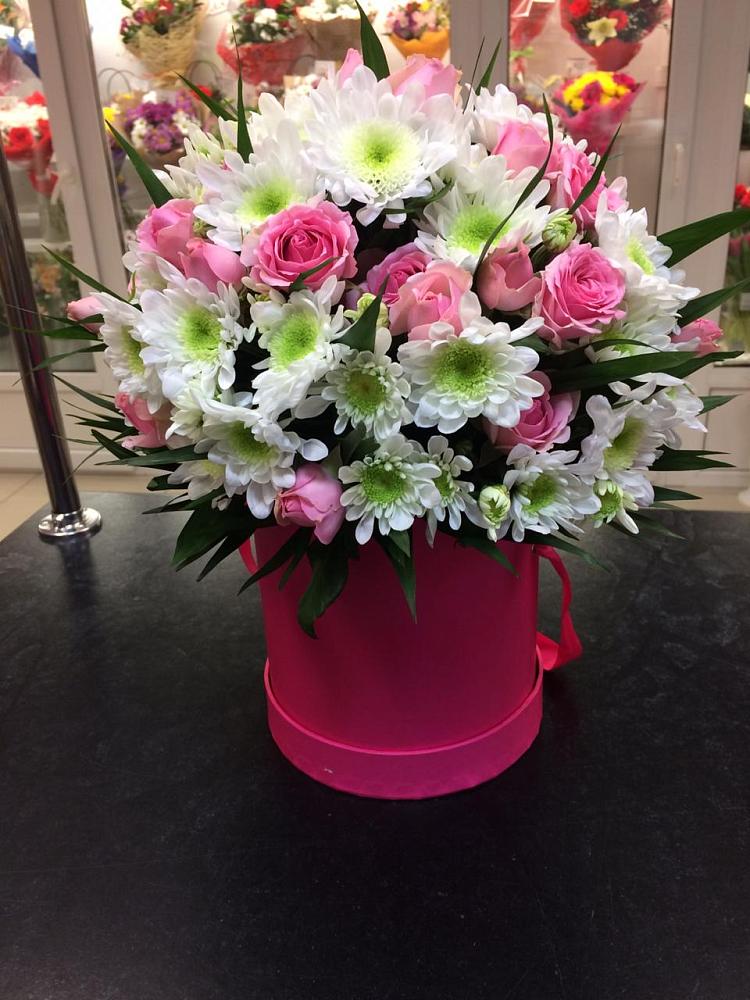 Цветочная композиция из Розы и Хризантемы в шляпной коробке в Райки