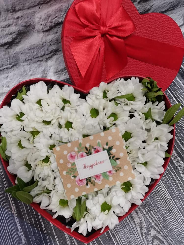 Цветочная композиция из Хризантемы в виде сердца в Райки