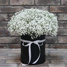 Цветочная композиция из Гипсофила в шляпной коробке в Райки