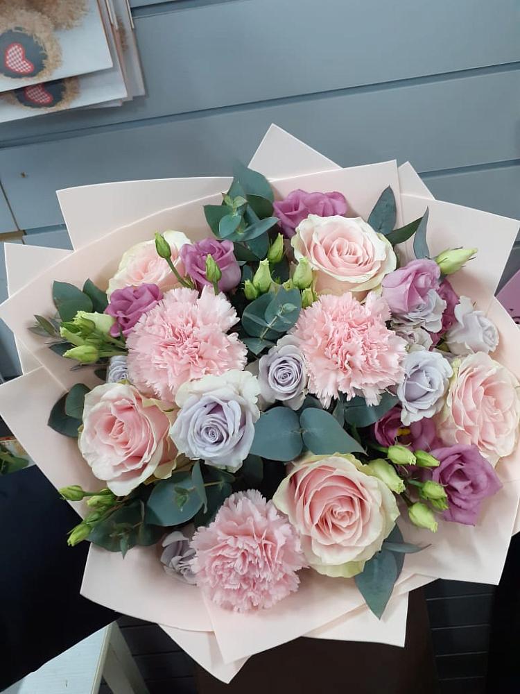 Букет цветов из: Розы, Гвоздики и Лизиантусы в Райки