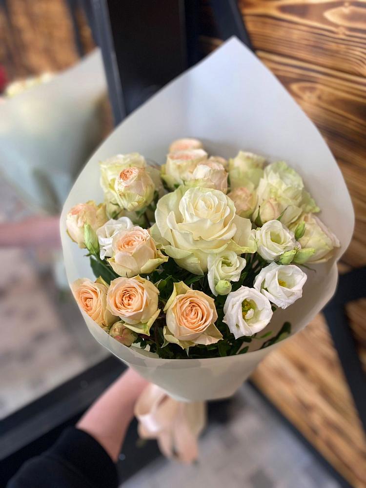 Букет цветов из: Розы и Лизиантусы в Райки